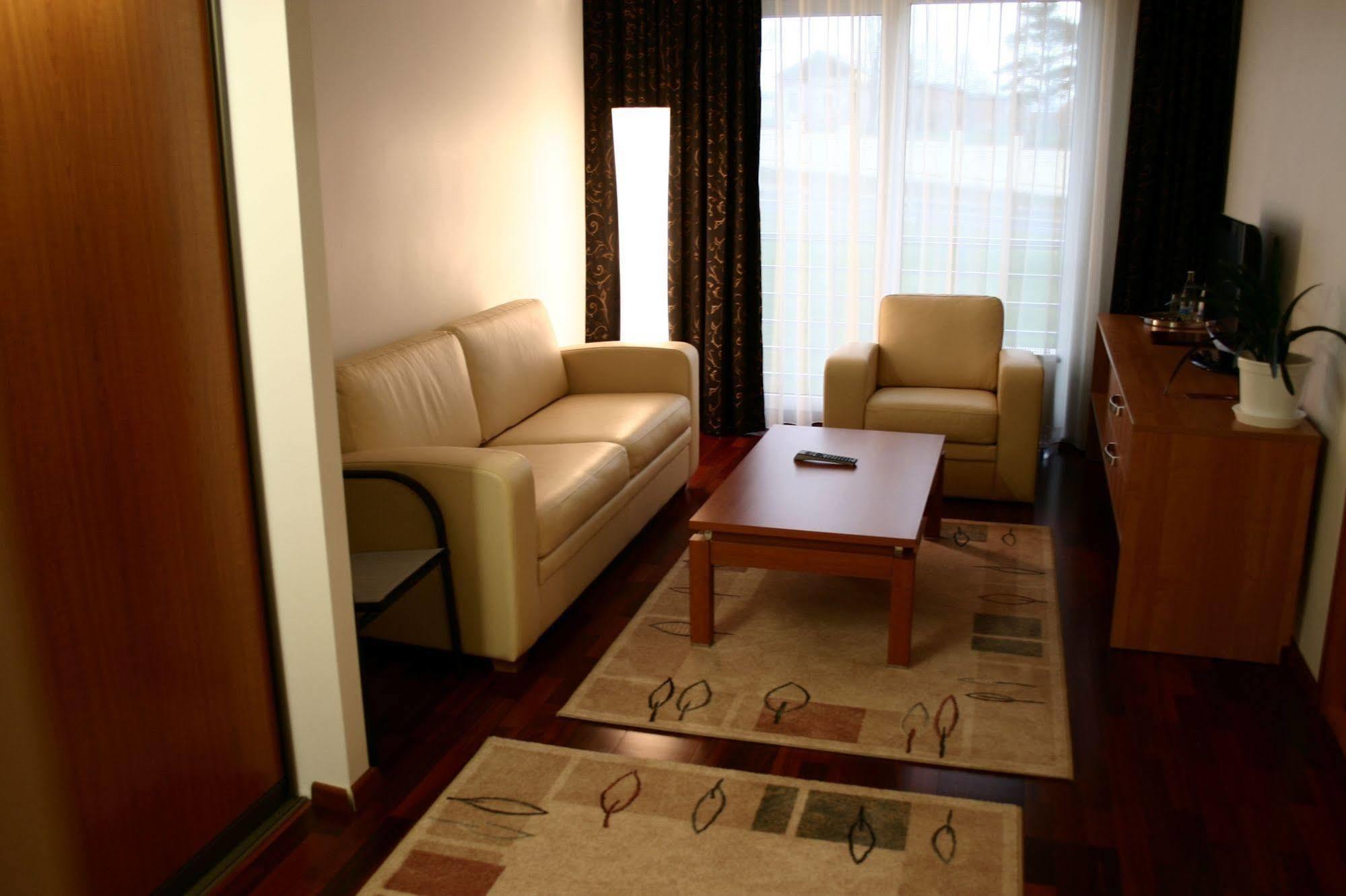 Raadimoisa Hotell Tartu Ngoại thất bức ảnh